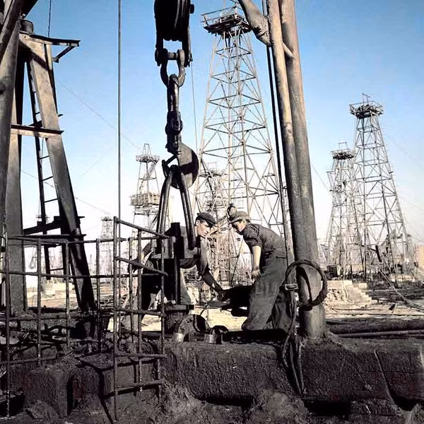 Neft Daşları trở thành trạm trung chuyển dầu đầu tiên của Azerbaijan và là giàn khoan dầu ngoài khơi hoạt động đầu tiên trên thế giới.