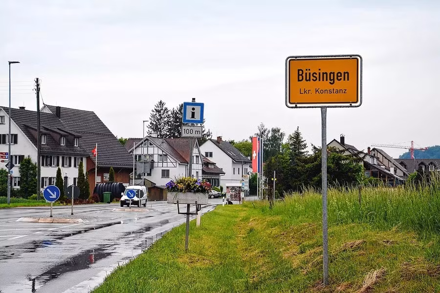 Hầu hết cư dân Büsingen làm việc cho Thụy Sĩ ở các thị trấn gần đó và được trả bằng đồng franc Thụy Sĩ. Theo Bodenseewes.