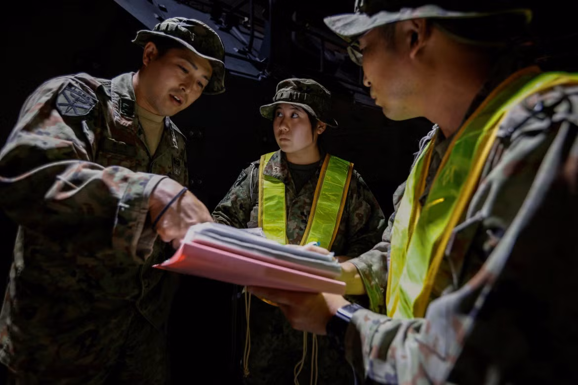 Runa Kurosawa, 20 tuổi, tham gia huấn luyện quân sự trên tàu vận tải đổ bộ của JSDF.