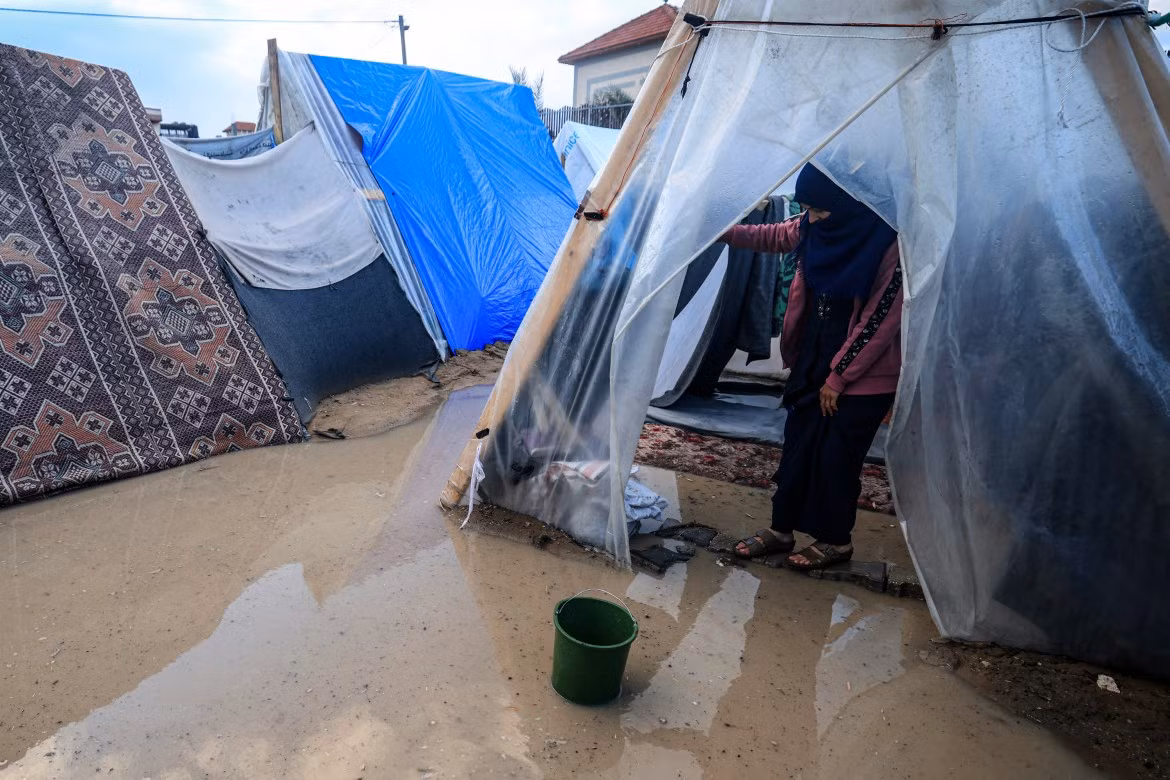 Al Jazeera đưa tin, thời tiết mưa lạnh khiến cuộc sống của những người dân sơ tán ở Gaza càng trở nên khốn khổ hơn. (Nguồn ảnh: AJ)