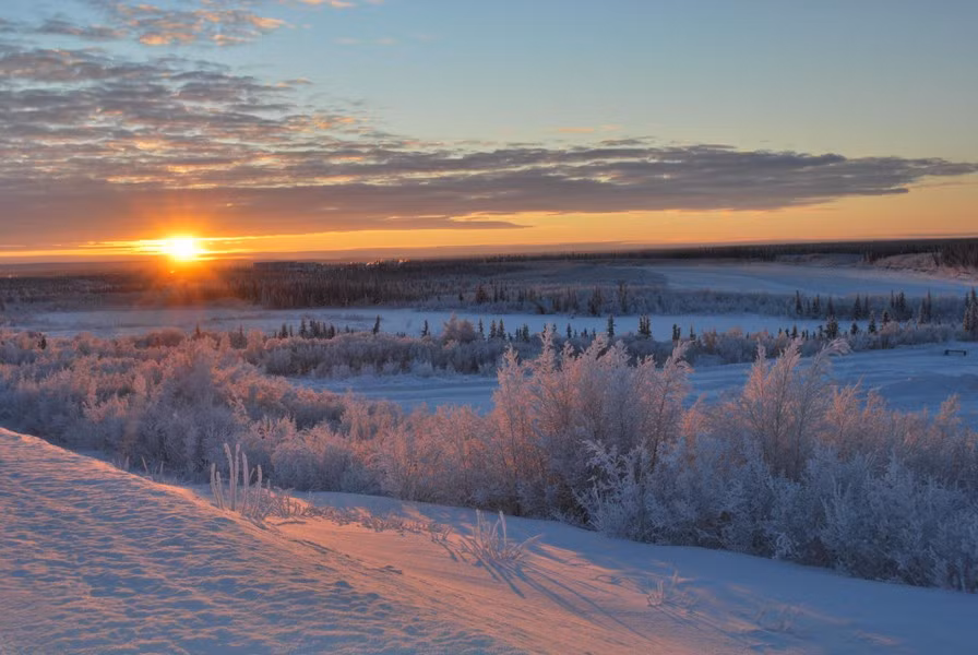 Những nơi như Inuvik, Nuvanut và vùng lãnh thổ Tây Bắc Canada, mặt trời luôn tỏa sáng trên bầu trời suốt 50 ngày vào mùa hè