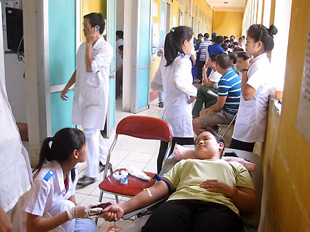 Nhiều bệnh nhân phải nằm ngay tại hành lang