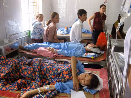 Nhiều người được chuyển tới bệnh viện thị xã Phú Thọ kịp thời