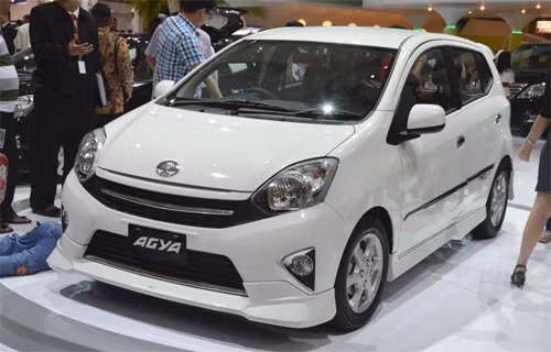 Hãng Toyota cũng vừa tung ra thị trường mẫu xe giá rẻ có tên gọi Agya với mức giá khởi điểm 8.700 USD. Toyota Agya sử dụng động cơ 1 lít với 3 xi-lanh dung tích 997 phân khối. Công suất xe 65 mã lực tại vòng tua máy 6.000 vòng/phút và mô-men xoắn 87 Nm tại vòng tua 3.600 vòng/phút. Trọng lượng xe 740 kg. Tùy chọn hộp số sàn 5 cấp hoặc tự động 4 cấp.