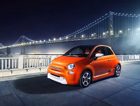 Fiat 500e được công bố tại Bắc Mỹ có mức tiêu thụ nhiên liệu chỉ 2,03 lít/100km đường hỗn hợp, đây là chiếc xe 4 bánh tiết kiệm nhiên liệu bậc nhất hiện nay. Còn trong nội thành và trên xa lộ, Fiat 500e tiêu thụ lần lượt là 1,93 lít/100km và 2,18 lít/100km. Xe có giá bán khởi điểm từ 32.500 USD.