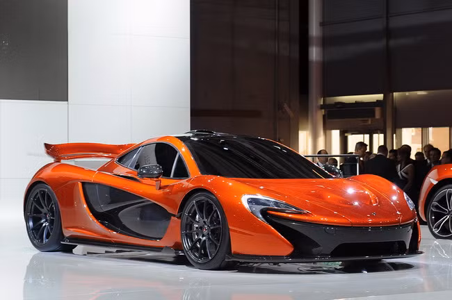 Siêu xe McLaren P1 cũng được mệnh danh là chiếc xe đến từ ngoài hành tinh với nội thất phong cách "máy bay chiến đấu". McLaren P1 được xây dựng với mục tiêu đơn giản: "Trở thành siêu xe cho cảm giác lái tốt nhất trên thế giới, cả trên đường đua và đường phố" với giá bán khoảng 1 triệu euro/chiếc.