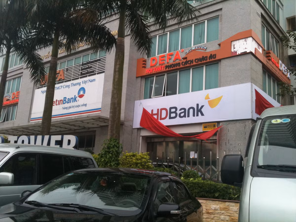 Biển hiện DaiABank tại số 249A, Thụy Khuê (quận Tây Hồ, Hà Nội) đã được thay thế bằng HDBank. Được thành lập ngày 30/7/1993, là ngân hàng cổ phần đầu tiên hoạt động tại Đồng Nai, trải qua 18 năm hoạt động, DaiABank đã khép lại lịch sử của mình bằng việc sáp nhập vào HDBank.