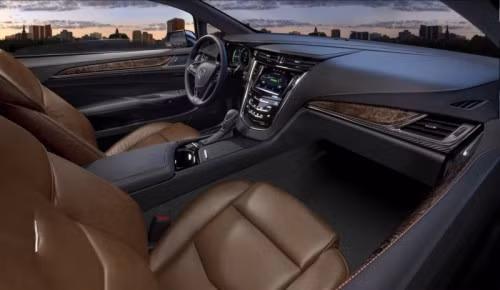 Bên trong bộ cánh hào nhoáng và sang trọng của chiếc Cadillac ELR 2014 là phần "ruột" được thừa hưởng từ chiếc xe điện Chevrolet Volt. Nội thất của ELR 2014 bộc lộ rõ vẻ hiện đại với chất liệu da tự nhiên, sợi carbon và những nẹp ốp gỗ tuyệt đẹp. Ngoài ra xe còn được trang bị các hệ thống điều khiển điện tử, thông tin giải trí với dàn loa Bose 10 loa.