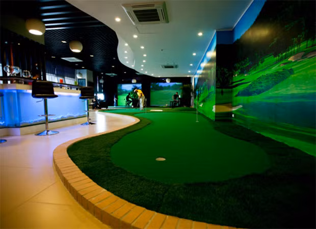 SkyCity Tower cũng là nơi có sân Golf mô phỏng trong nhà đầu tiên tại Việt Nam.