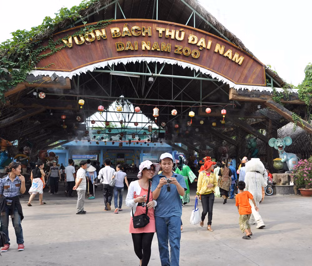 Cổng vào vườn thú trong khu du lịch Đại Nam.