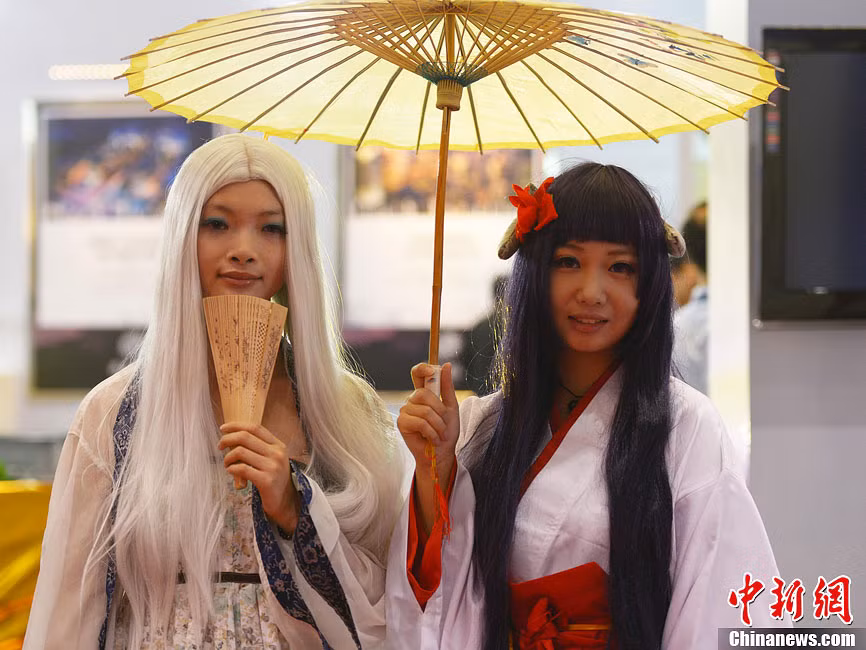 Hai cosplayer "(người phỏng lại theo các nhân vật trong truyện tranh, phim giả tưởng, game) chụp ảnh tại một hội chợ nhà ở được tổ chức tại Vô Tích, tỉnh Giang Tô.