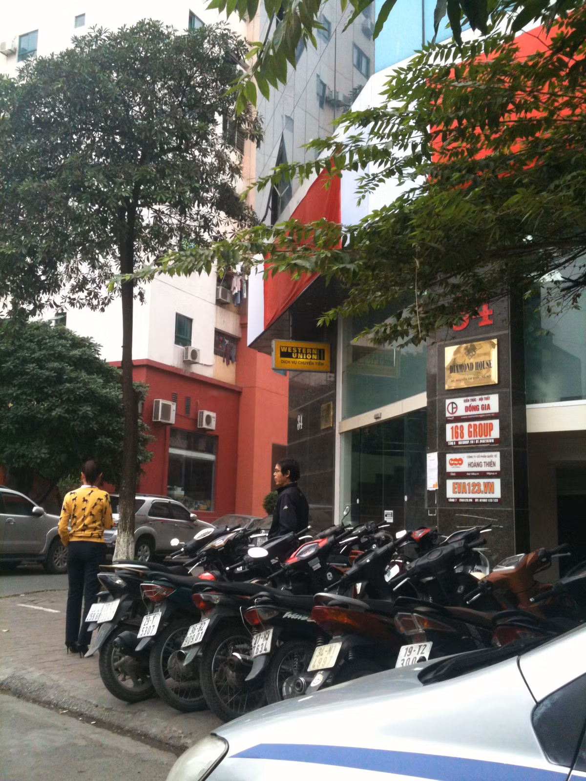 Tại các chi nhánh, phòng giao dịch của DaiABank, biển hiện ghi tên của ngân hàng này đều được che kín bằng dải băng màu đỏ mà theo lời nhân viên làm việc ở đây là để chuẩn bị thay thế biển hiện mới mang tên HDBank. Ảnh chụp tại phòng giao dịch số 34 Nguyễn Thị Định với nhiều xe máy, chủ yếu là của nhân viên làm việc tại đây.