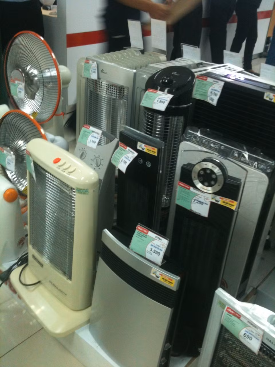 Các thiết bị đèn sưởi, quạt sưởi có giá phải chăng. Ảnh: Hải Sơn.