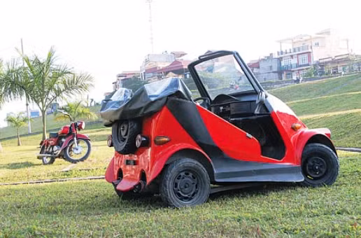 Từ việc lên ý tưởng, anh Thắng bắt đầu lùng sục khắp các cửa hàng ô tô, xe máy để tìm được những nguyên vật liệu phù hợp. Sau đó, anh bắt tay vào công đoạn "độ" xe. Để cho ra đời một chiếc xe như ý khách hàng và hợp thẩm mỹ, anh Thắng phải mất từ 3-4 ngày làm việc kỳ công. Có những chiếc xe phải mất đến hàng tuần. Trong ảnh là một chiếc ô tô tự chế từ động cơ Honda Spacy 125 phân khối.