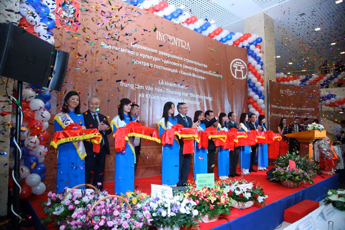 Tham dự lễ khánh thành tại Moscow có Bí thư thành ủy Hà Nội Phạm Quang Nghị, Đại sứ đặc mệnh toàn quyền Việt Nam tại Liên bang Nga Phạm Xuân Sơn và đại diện của thành phố Moscow cùng đại diện nhiều tỉnh, thành trong nước.