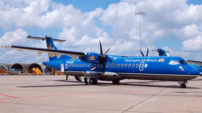 Chiếc ATR-72 số hiệu VN-B219 xảy ra sự cố gãy càng trước dẫn đến mất bánh đáp. Ảnh: Internet