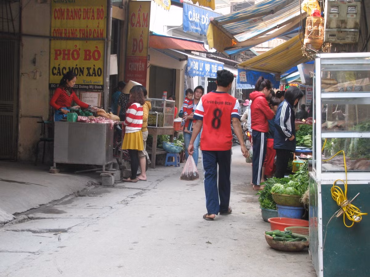Khung cảnh mua bán tấp nập ở một chợ cóc đường Mỹ Đình (huyện Từ Liêm). Chợ cóc này chủ yếu phục vụ những người dân quanh khu vực và phần lớn sinh viên, người lao động tạm trú tại đây.