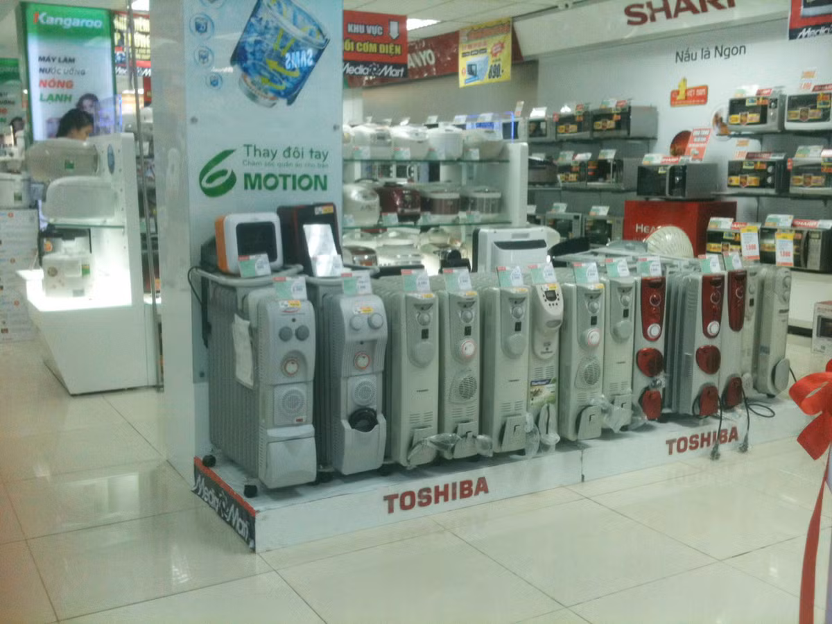 Các loại máy sưởi dầu được bày bán ở siêu thị MediaMart. Ảnh: Hải Sơn.