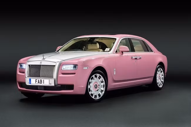 Cũng để tuyên truyền và hỗ trợ cho bệnh nhân ung thư, hãng xe siêu sang đến từ Anh quốc Rolls-Royce đã tạo ra chiếc Ghost màu hồng. Nội thất của Ghost FAB1 cũng toàn tông hồng với một vài chi tiết bằng da màu hồng ở cửa xe, bảng điều khiển. Ngoài ra chiếc xe còn có thảm sàn và những chiếc ô màu hồng.