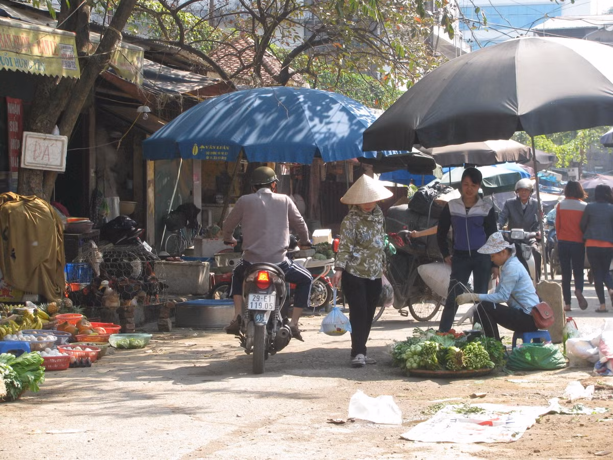 Có những chợ cóc tại Hà Nội đã tồn tại hàng chục năm nay. Ở đây, các hộ dân tận dụng tối đa mặt tiền mở cửa hàng buôn bán. Người dân từ các nơi khác cũng mang hàng hóa đến đây họp chợ. Vào buổi sáng, hoạt động mua bán diễn ra rất tấp nập, cảnh tắc đường thường xuyên tái diễn. Trong ảnh là chợ cóc ở Khu tập thể Thanh Xuân Bắc (quận Thanh Xuân), nơi trưng biển cấm họp chợ nhưng người dân dường như không quan tâm.