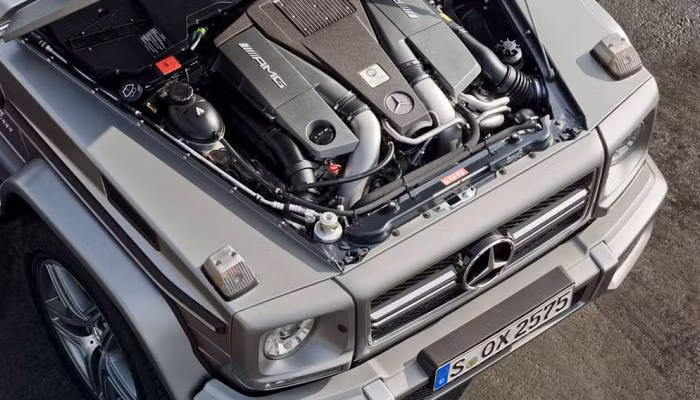 Mercedes-Benz G550 được trang bị động cơ V8, dung tích 5,5 lít, sản sinh công suất tối đa 382 mã lực, mô-men xoắn cực đại 391 lb-ft, cho khả năng tăng tốc 0-100 km/h trong 5,9 giây.