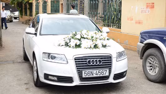 Chiếc Audi A6 màu trắng, phiên bản 2.0 được Tăng Thanh Hà mua từ năm 2009, với tư cách là khách hàng đầu tiên và đồng ý trở thành đại sứ của Audi tại Việt Nam. Nhiệm vụ của cô là sử dụng xe trong vòng 2 năm, xuất hiện tại những sự kiện do hãng tổ chức và không được chụp ảnh cùng thương hiệu ôtô khác.