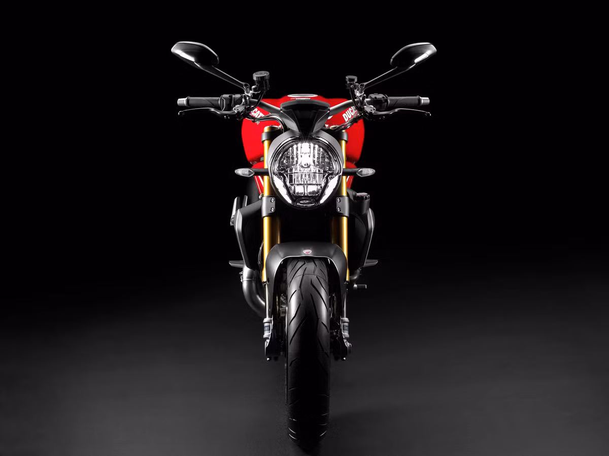 1200 là thành viên đầu tiên của dòng xe Ducati Monster được trang bị động cơ làm mát bằng chất lỏng, sau S4R và S4RS.