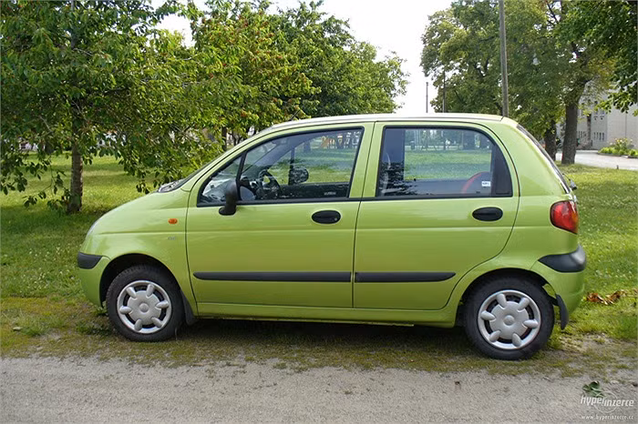 Chiếc xe đầu tiên và gắn bó lâu dài nhất với Hà Tăng là dòng xe nhỏ bình dân Daewoo Matiz bản số tự động đời 2007. Mẫu xe này giúp người đẹp này luyện tay lái và gắn bó khá lâu với cô.