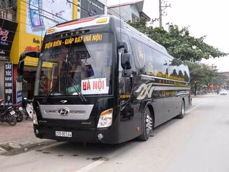 "Chuyên cơ mặt đất" hoạt động trên tuyến Điện Biên - Giáp Bát (Hà Nội) xuất bến Điện Biên lúc 21h30 và xuất bến Giáp Bát lúc 9h30 sáng hôm sau. Hiện tại có 5 lái xe và 3 nhân viên phục vụ hành khách trên xe. Ảnh: Báo Giao thông Vận tải.