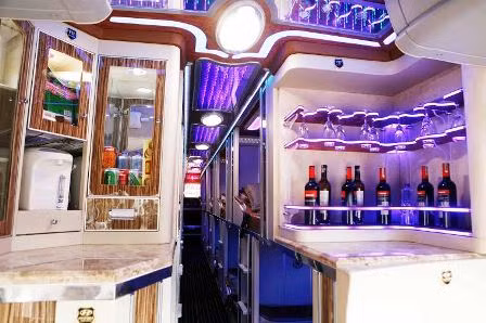 Quầy bar mini trang bị nước ngọt, rượu, bia phục vụ hành khách trên xe. Ảnh: Báo Giao thông Vận tải.