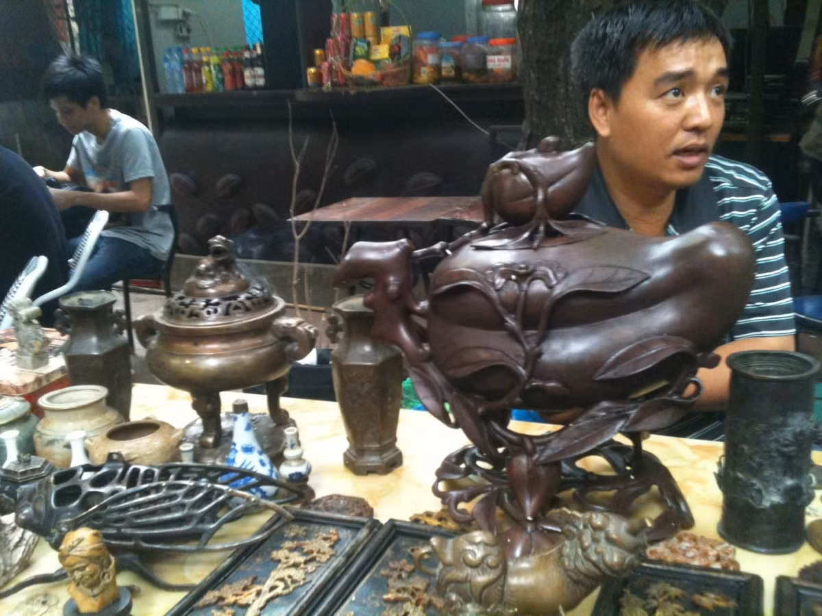 Chợ có khoảng trên 20 gian hàng, mỗi gian hàng chỉ gói gọn trên một chiếc bàn hơn 1m2. Những gian hàng không có bàn thì trải nilon ngay dưới sân để bày các món đồ. Các gian hàng thường không bán theo một chủ đề nhất định mà người bán sưu tầm được món đồ gì thì bán món đồ đó. Người mua thì tỉ mẩn tìm kiếm, ngắm nghía từng món hàng trước khi lựa chọn cho mình một món hàng ưng ý.
