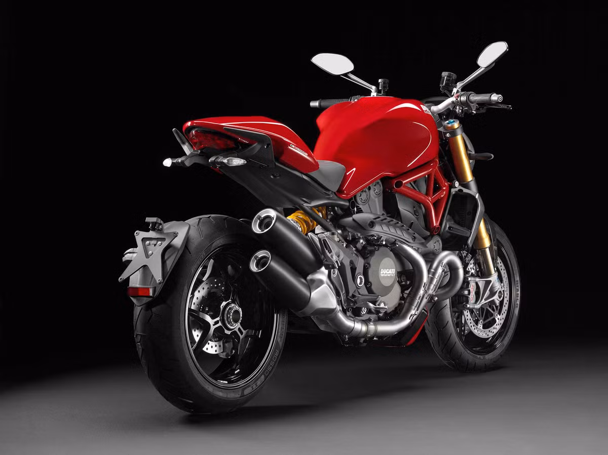 Ducati Monster 1200 là phiên bản tiêu chuẩn, sử dụng động cơ Testastretta nghiêng 11 độ, làm mát bằng chất lỏng, dung tích 1.198cc, đánh lửa kép. Đây cũng chính là dòng động cơ được dùng cho siêu motor thế hệ mới nhất của hãng Ducati.