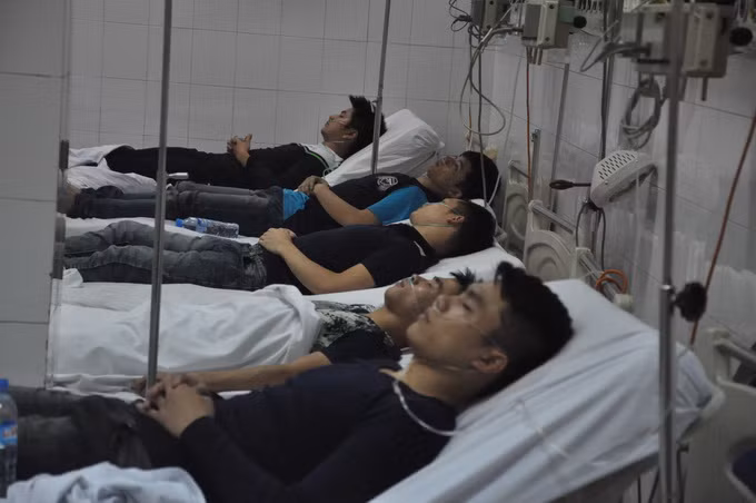 Các chiến sĩ chữa cháy đang được điều trị tại bệnh viện Quân y 108.