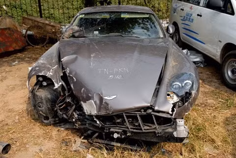 Còn nhớ, tháng 12/2008, Aston Martin DB9 gây xôn xao khi được coi là siêu xe đầu tiên bị tai nạn ở Việt Nam. Chiếc xe lao lên vỉa hè, đâm vào bốt điện thoại cạnh đền Bà Kiệu, quận Hoàn Kiếm, Hà Nội. Chiếc xe bị bẹp nát toàn bộ phần đầu, bánh xe rụng ra, các túi khí bung hết, kính vỡ nát. Theo nhận định của giới chơi xe, chiếc DB9 phải chạy với tốc độ trên 100km/h và đang vào cua mới có thể xảy ra thảm kịch này.