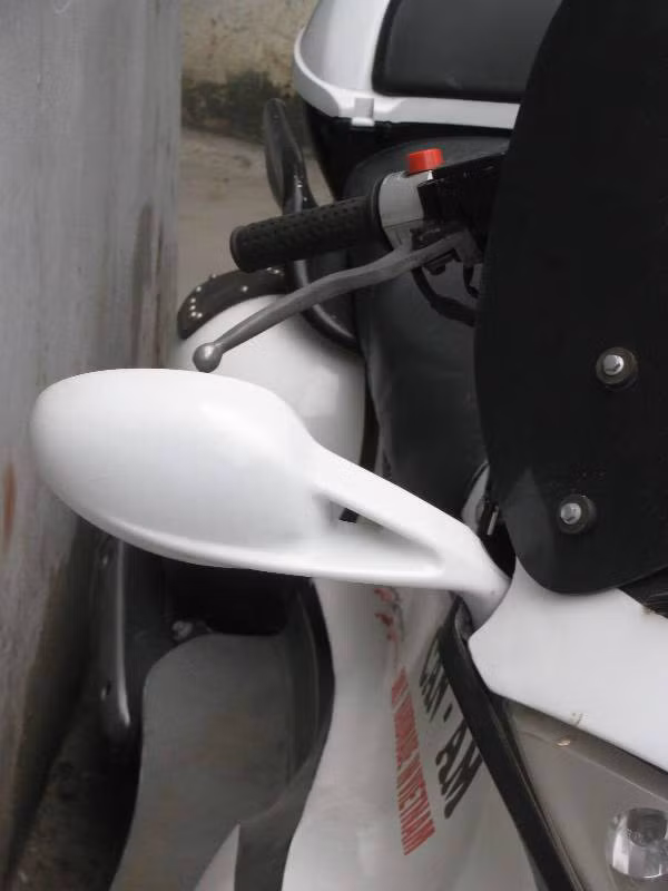 Gương và đèn của Can-Am đều được lấy từ xe máy cũ.