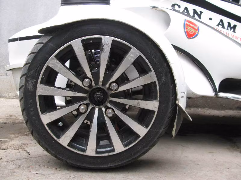 Bánh trước của xe được lấy từ Matiz 13 inches, còn bánh sau của xe được lấy từ xe máy scooter 16 inches.