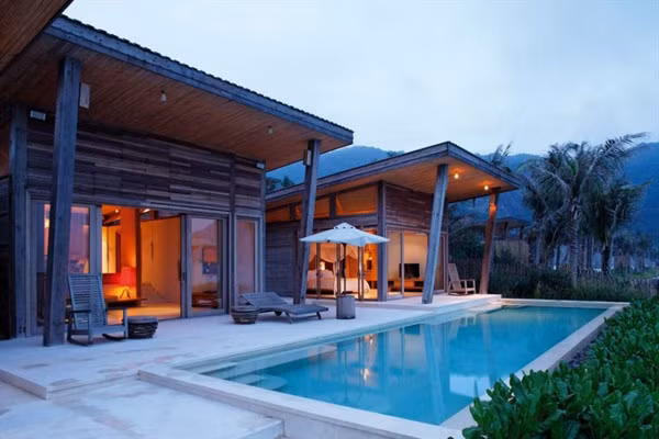 Khu nghỉ dưỡng Six Senses Côn Đảo, 38 triệu USD: bao gồm 50 biệt thự nằm dọc bờ biển, xoay lưng về phía rừng. Toàn bộ các công trình được xây dựng từ các nguồn lực thiên nhiên, bền vững, trong đó ưu tiên sử dụng các vật liệu địa phương.