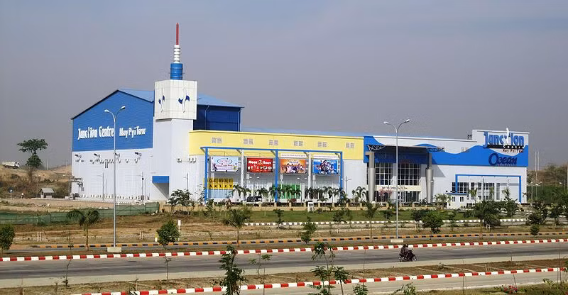 Thủ đô Nay Pyi Taw ngoài các khách sạn sang trọng còn là nơi vui chơi giải trí và khu mua sắm rộng lớn. Khu trung tâm thương mại Junction Centre là địa chỉ hút khách bản địa và khách du lịch khi tới đây.
