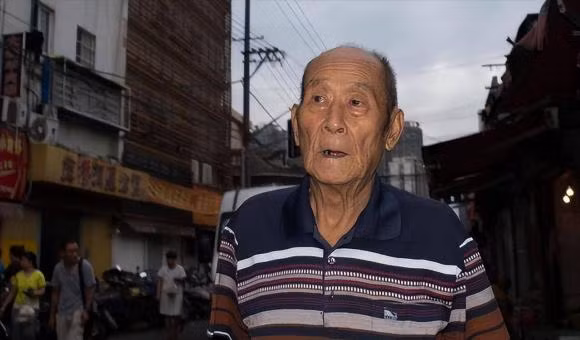 Sau khi ve huu, co gang dung den tham nha cua bon nguoi nay