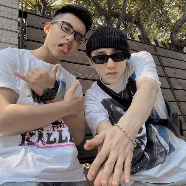 Ảnh ấu thơ Sơn Tùng ôm gọn MONO gây chú ý - Hình 2 Anh au tho Son Tung om gon MONO gay chu y-Hinh-2
