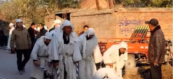Tai sao nguoi ta dot quan ao sau khi chet?-Hinh-4