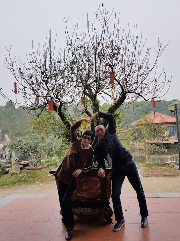 Vo toc tem MC Lai Van Sam cuc ngau ben chong va 2 chau noi-Hinh-9