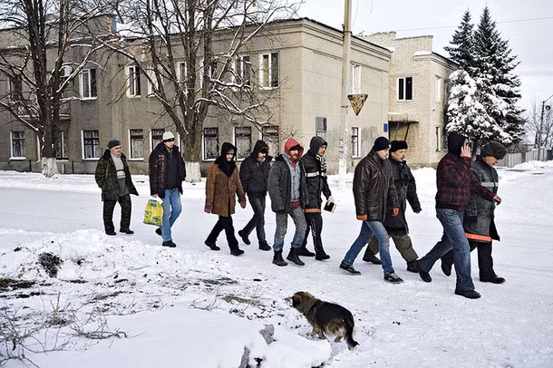 Các tù binh thuộc Tiểu đoãn tiễu phạt Donbass đang đi bộ trên con đường thuộc thành phố Ilovaysk dưới sự giám sát của dân quân ly khai thuộc Cộng hòa Nhân dân Donetsk.