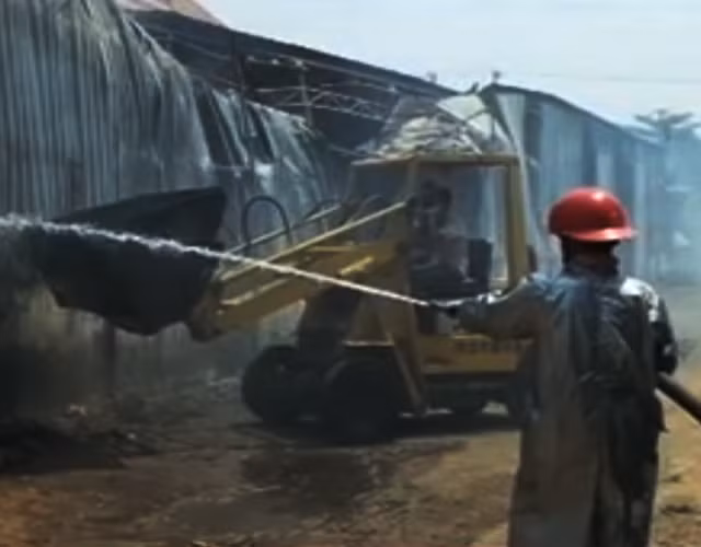 Lực lượng chữa cháy phối hợp phun nước từ nhiều hướng...