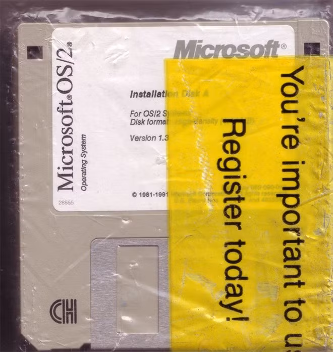 Trước khi Windows trở thành hiện tượng, Microsoft đã kí hợp đồng với IBM để tạo ra một hệ điều hành với tên gọi OS/2. "Tôi tin OS/2 được hướng đến để trở thành hệ điều hành quan trọng nhất", Bill Gates phát biểu năm 1987.