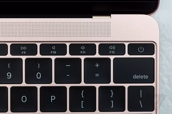 Loa, phím gõ và bàn di chuột của máy vẫn được truy trì thiết kế trên phiên bản 2015. Macbook 12 inch mới của Apple còn có thêm bản bản bộ nhớ 512GB với chip 1.2GHz có giá 1.599 USD, bản bộ nhớ dung lượng 256GB, chip 1.1GHz sẽ có giá 1.299 USD, nếu muốn sử dụng bản chip tốc độ cao nhất là 1.3 GHz, người dùng cần đăt riêng với Apple.