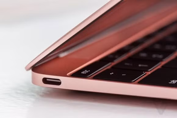 Vì yêu cầu thiết kế nên MacBook mới chỉ được trang bị duy nhất 1 cổng USB-C cho cả sạc pin lẫn kết nối phụ kiện.