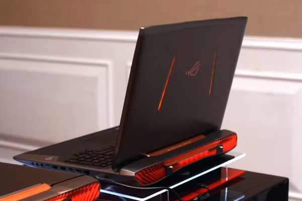 Asus ROG G752 lấy cảm hứng từ tàu vũ trụ, với nhiều chi tiết cắt góchiện đại, đèn LED được đặt nhiều nơi.