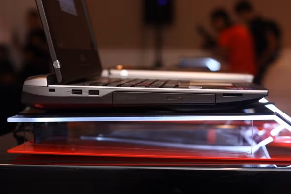 Máy có ổ đĩa quang, khe cắm thẻ SD và các cổng USB.