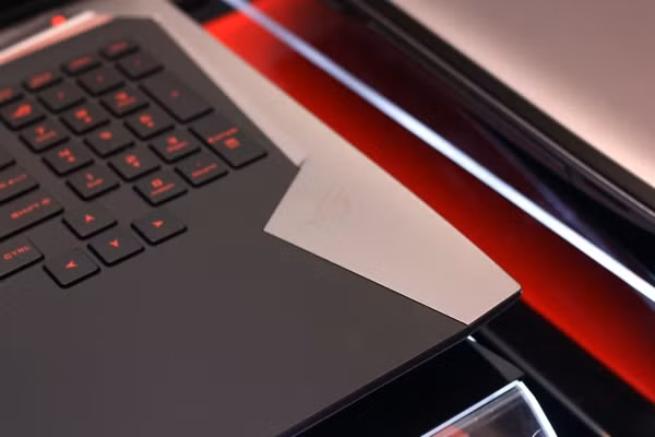 Dễ thấy các trang trí góc cạnh được ứng dụng nhiều trên chiếc laptop này, nhằm tăng vẻ mạnh mẽ cho cỗ máy chơi game mới nhất của Asus.
